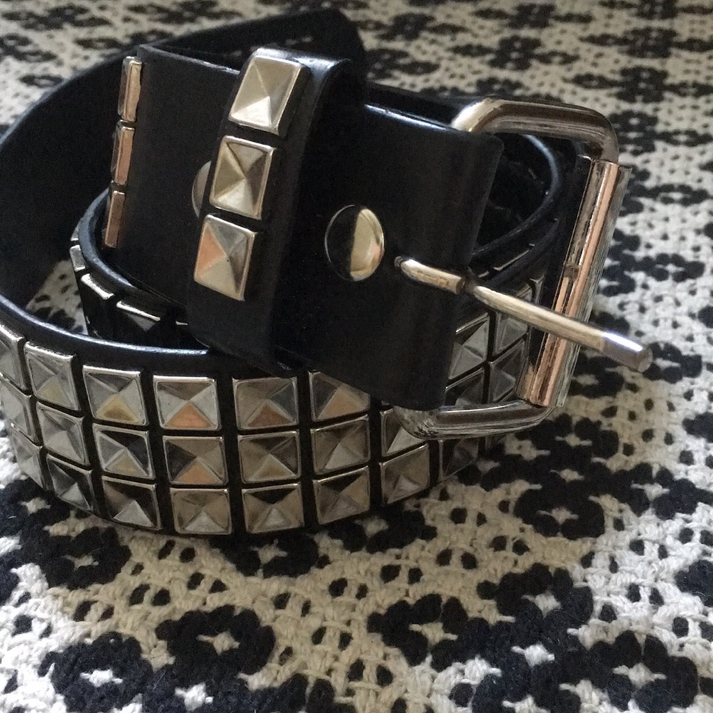 Inverted studded belt